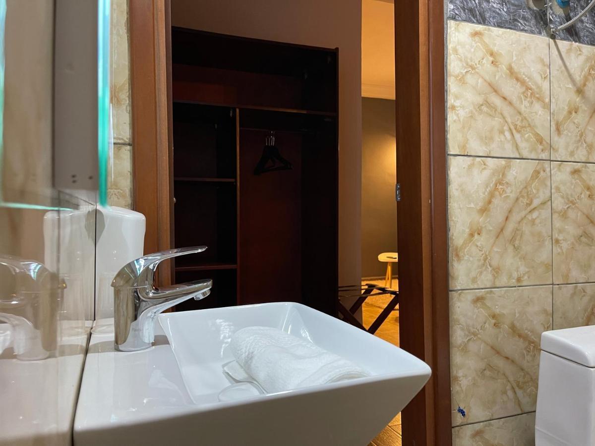 La Rochelle Hotel Яунде Экстерьер фото