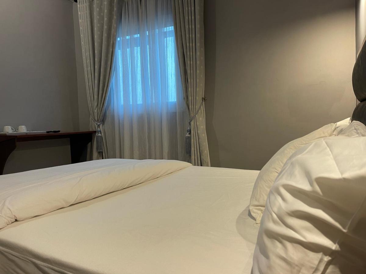 La Rochelle Hotel Яунде Экстерьер фото